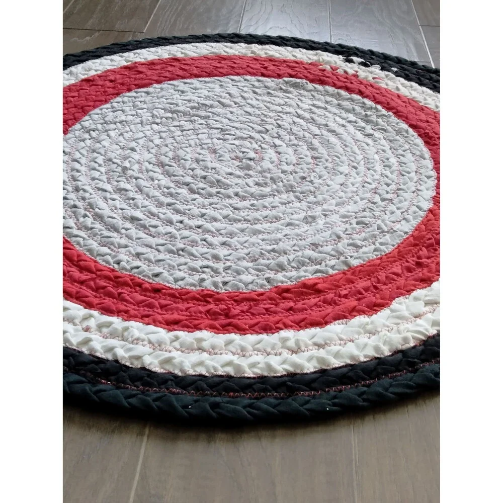 Bullseye Braided Rug 32-inch Round Black White Red Gray